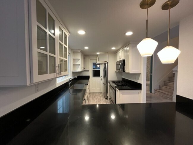 Building Photo - OB Beach House! 3 Bed 2.5 Bath A Block From the Water