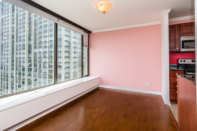 Building Photo - 5455 N Sheridan Rd