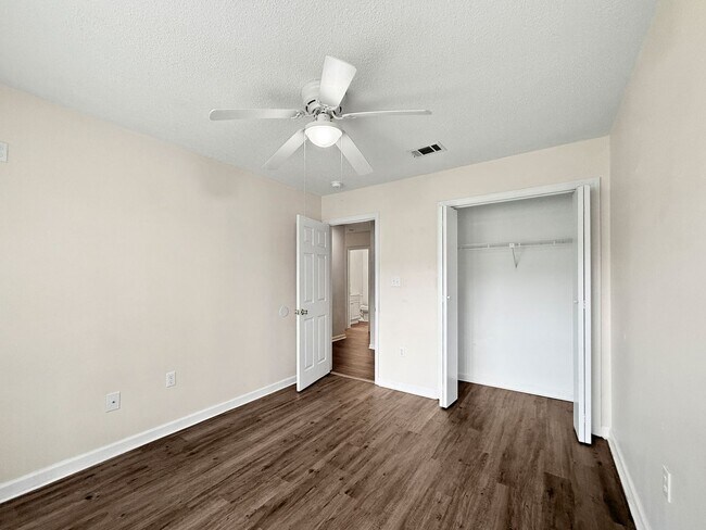 Building Photo - Charming Navarre Home with Hardwood Floors...
