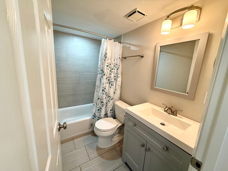 Building Photo - 3930 S Roosevelt Blvd