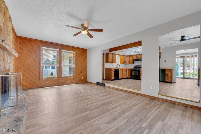 Building Photo - 1021 Larchview Dr