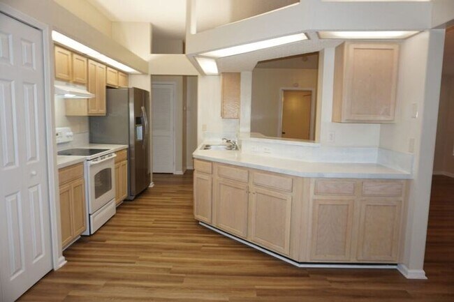 Building Photo - 3 Bedroom Home With Garage