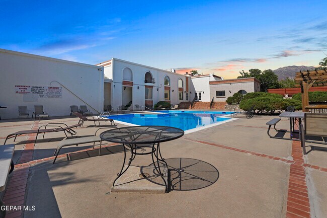 Building Photo - 6201 Escondido Dr