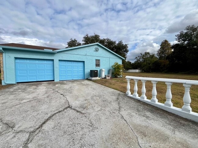 Building Photo - 3 bed/ 2 bath Beauty!