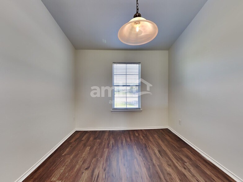 Building Photo - 102 Independence Tr