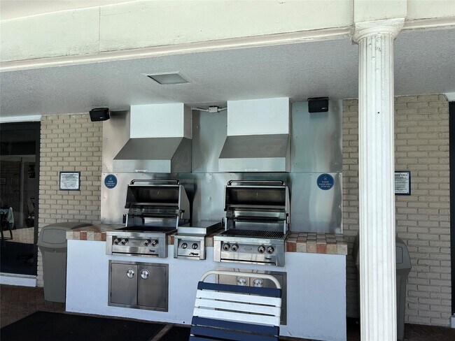 Building Photo - 130 Cypress Club Dr