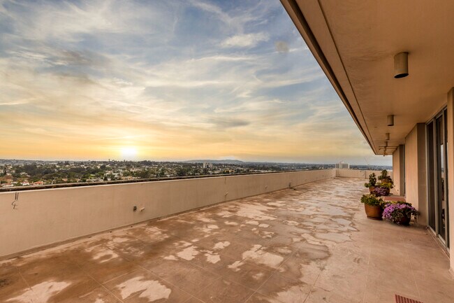 Building Photo - 3535 1st Ave