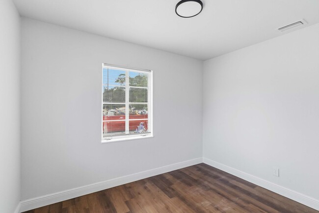 Building Photo - Beautifully Renovated 3/1 Home with Modern Finishes