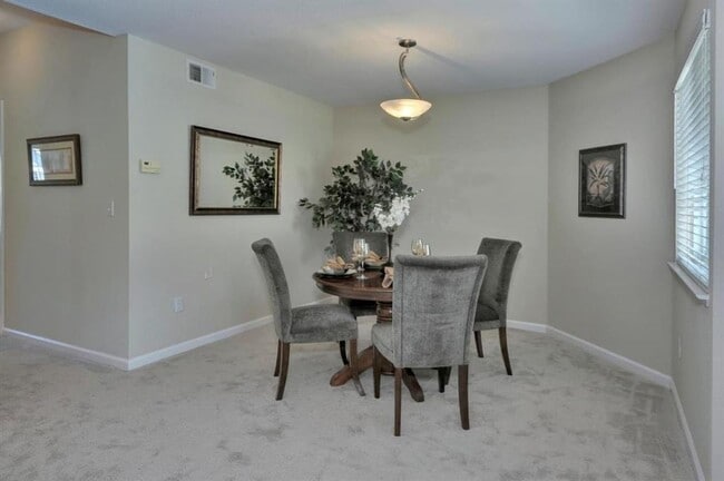 Building Photo - Spacious Remodeled Top Floor Condo, A/C, W...