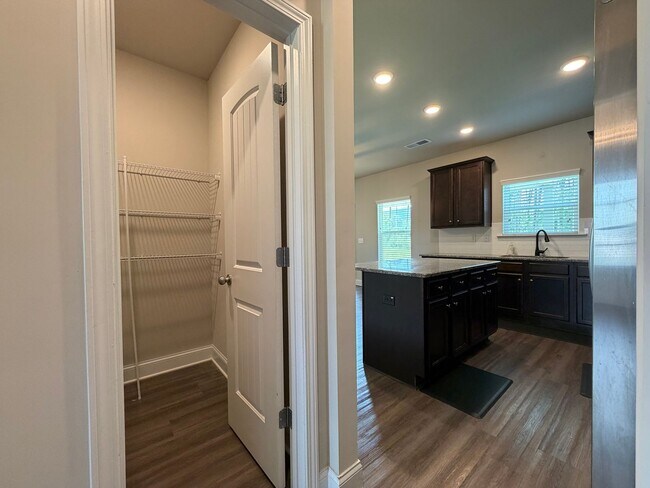 Building Photo - Spacious 4/2.5 House in Rydal- $2,995