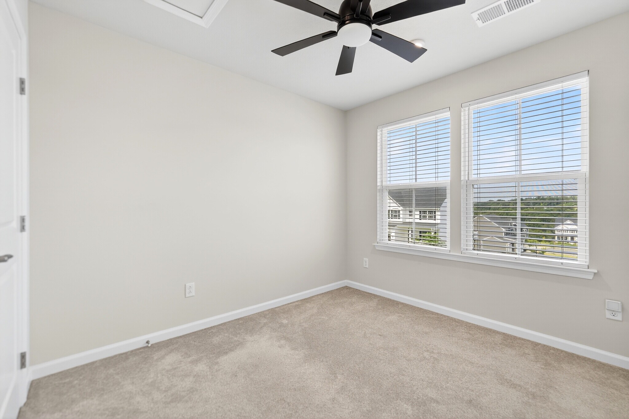 Building Photo - 526 Dogwood Ln