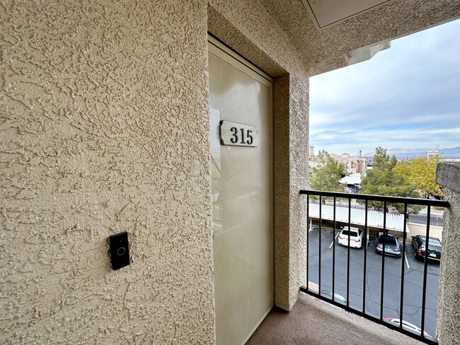 Building Photo - FULLY FURNISHED 1 BEDROOM CONDO IN GATED C...