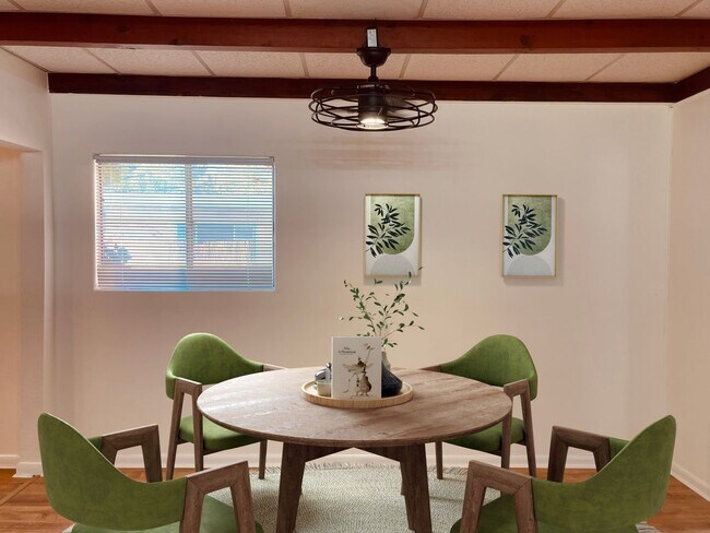 Building Photo - quiet triplex Near   UNM's  medical/law campus