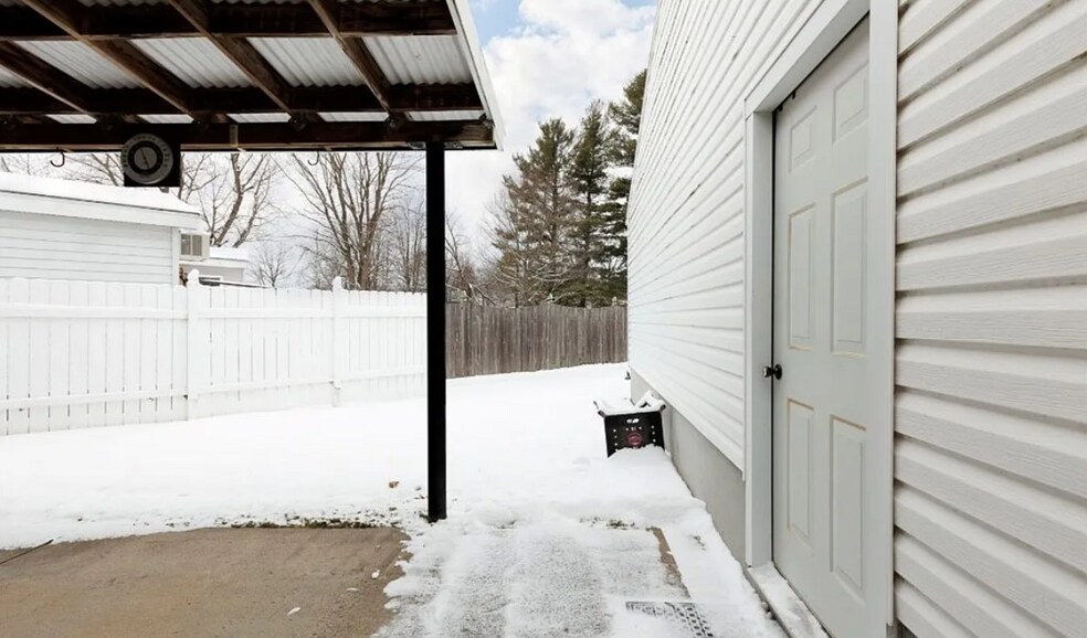 Building Photo - 324 Butterfield Ave