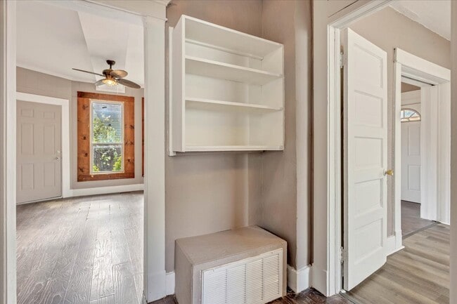 Building Photo - 913 S Hoff Ave