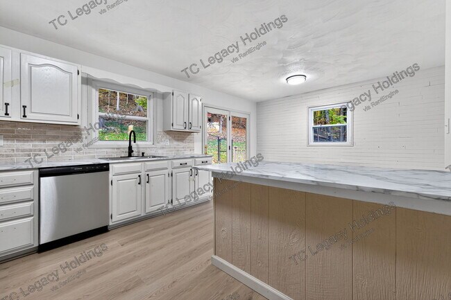 Building Photo - 320 Diamond Ave