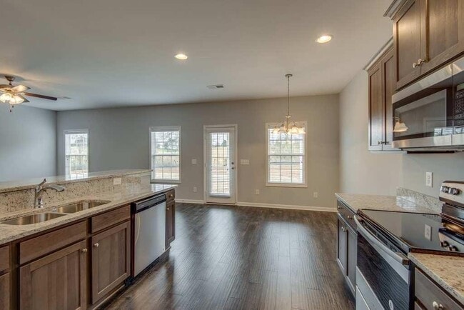 Building Photo - 4BR Home in Fairview – Modern Living on an...