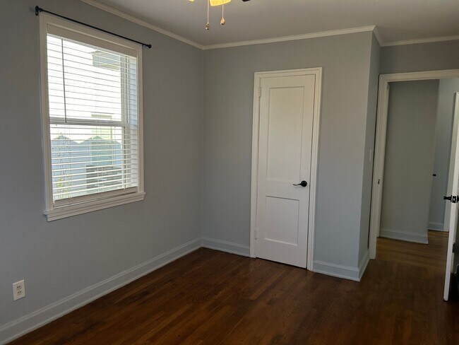 Building Photo - 2224 Roslyn Ave