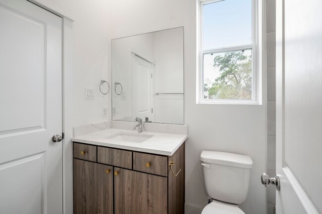 Building Photo - 594 Janisch Rd