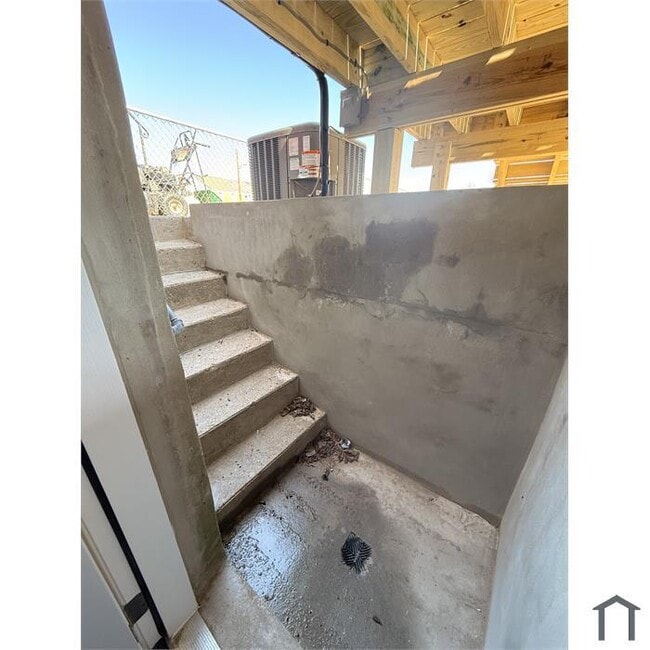 Building Photo - 3 bedroom with Parking