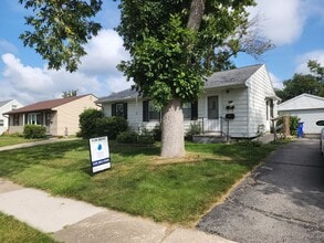 Building Photo - Great NE 3 bedroom 1.5 bath Near Center Po...