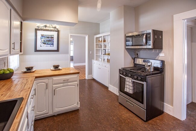 Building Photo - Midtown Tracy Park Bungalow with Downtown ...