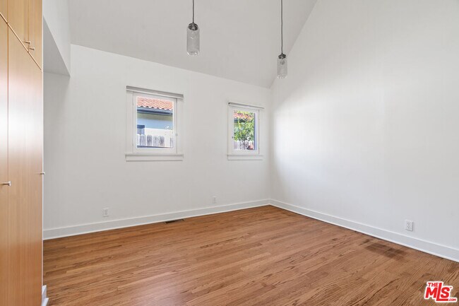 Building Photo - 949 S Muirfield Rd