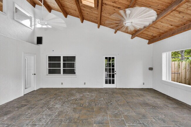 Building Photo - 606 Paulina Rd