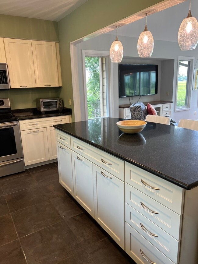 Building Photo - Beautiful Furnished Marsh Front Home - 6 mo Lease Term