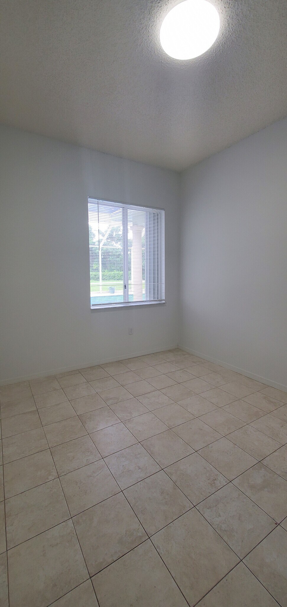 Building Photo - 420 SE 23rd Ln