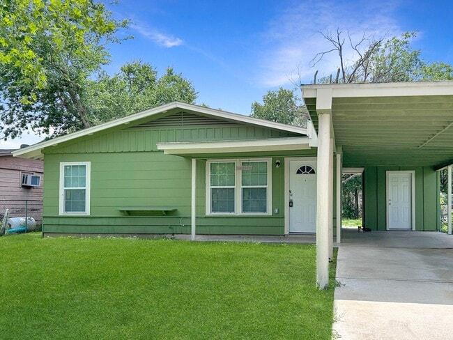 Building Photo - Cozy, Remodeled 2BR with Covered Parking &...