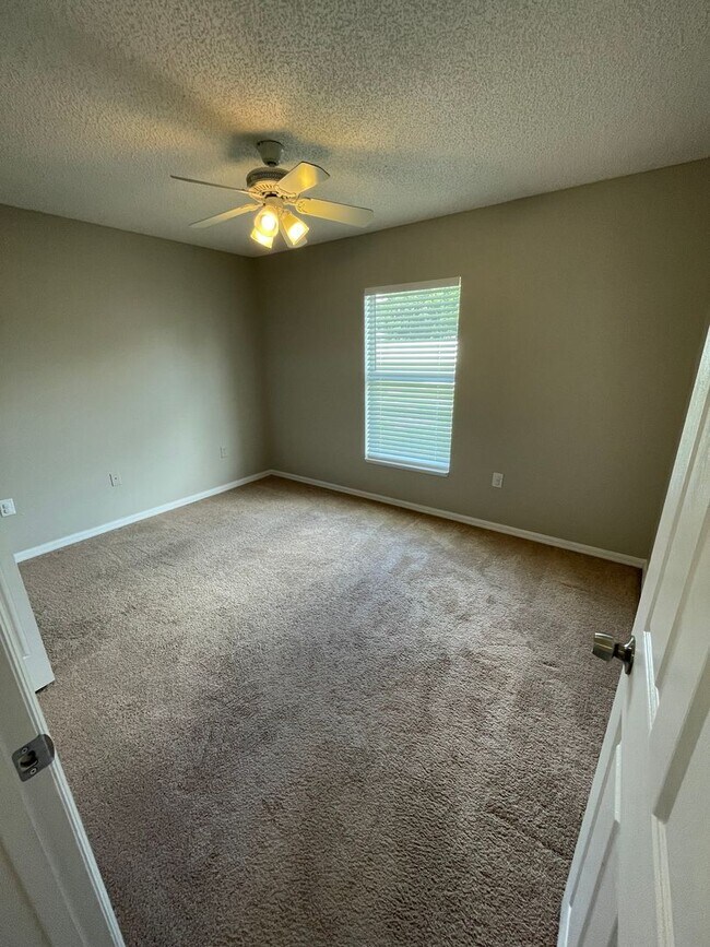 Building Photo - 3/2 Home In Deltona