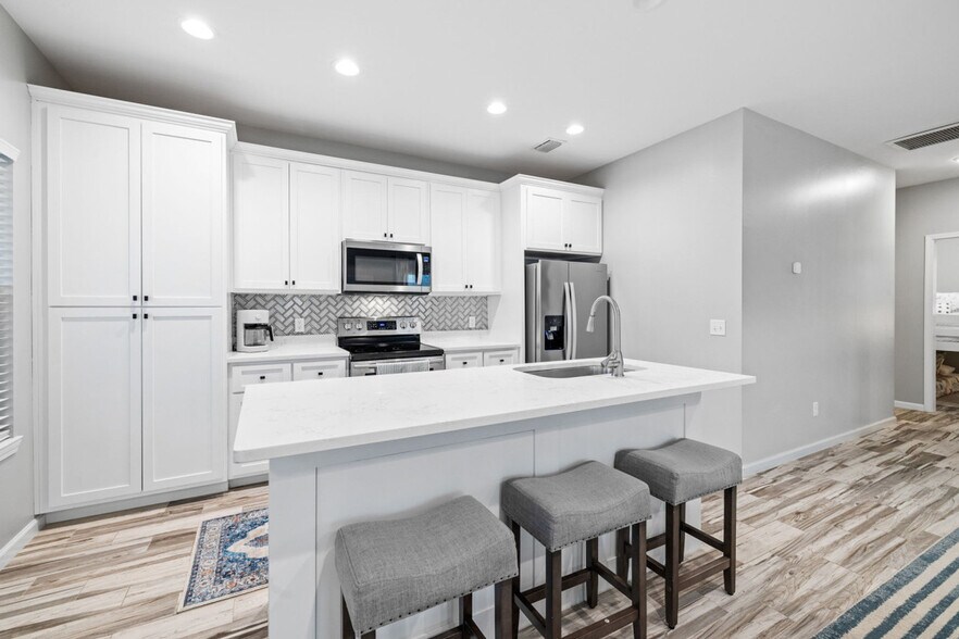 Building Photo - 212 Romanza Pl