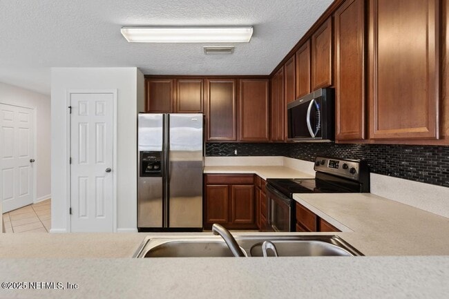 Building Photo - 411 Walnut Dr