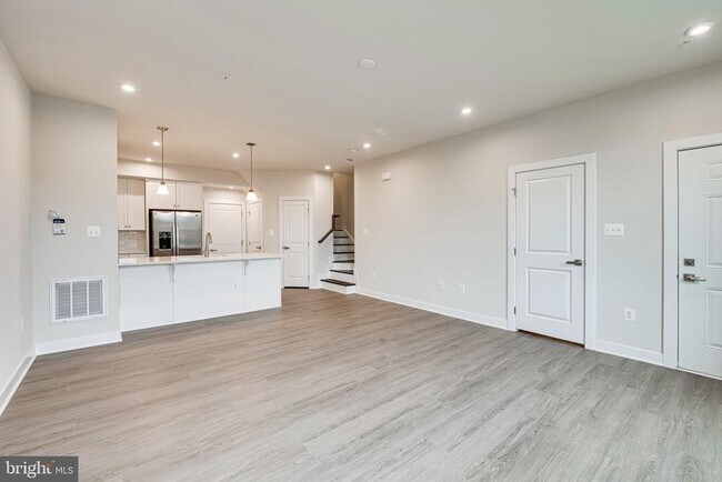 Building Photo - 14055 Sunrise Valley Dr