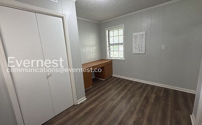 Building Photo - Welcome to a 3-Bed/2-Bath Charming Home with Fenced Yard/Available Now!