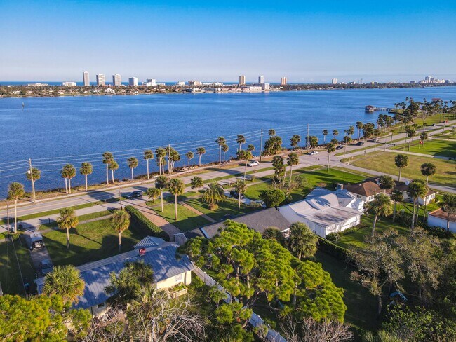 Building Photo - 762 S Beach St