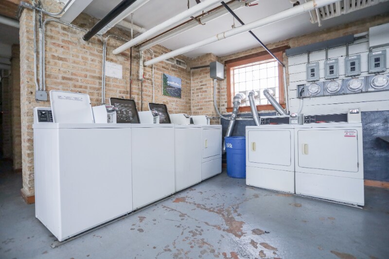 Building Photo - 1340 W Foster Ave