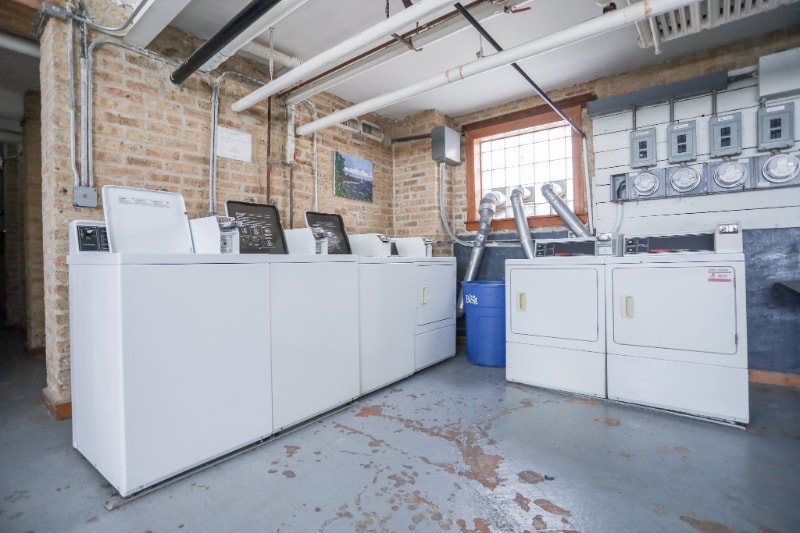 Building Photo - 1318 W Foster Ave