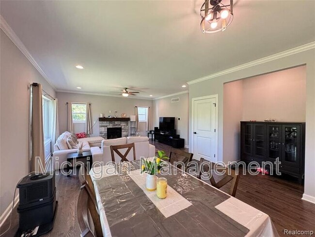 Building Photo - 6149 Woodridge Ln