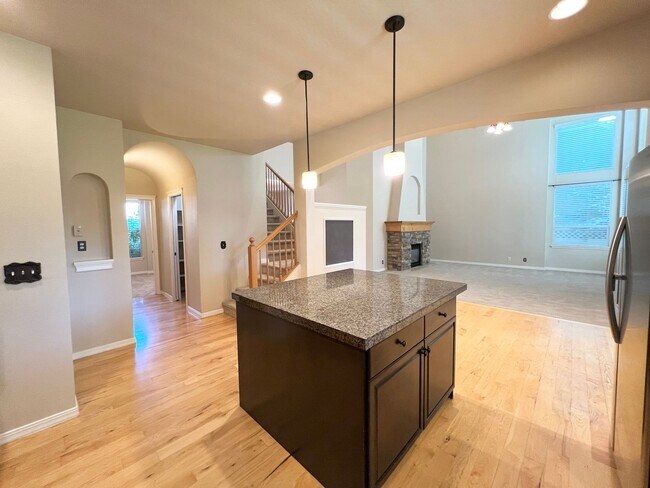 Building Photo - 5 Bed 3 Bath Bridge Tower Beauty
