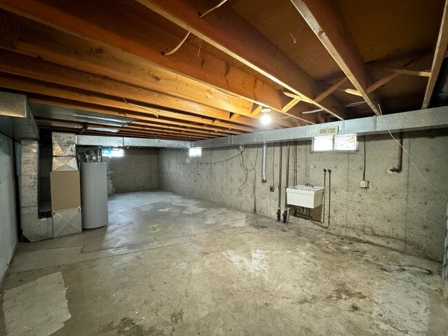 Building Photo - Spacious Split-Level 3 bed, 1 Bath Duplex ...