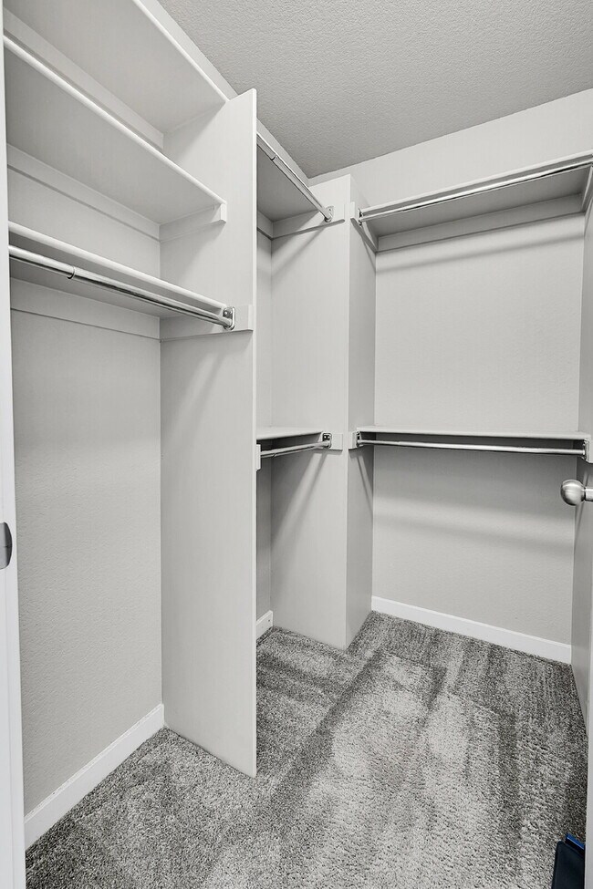 Building Photo - $2,350.00, 3 bed, 2.5 bath located in Colo...