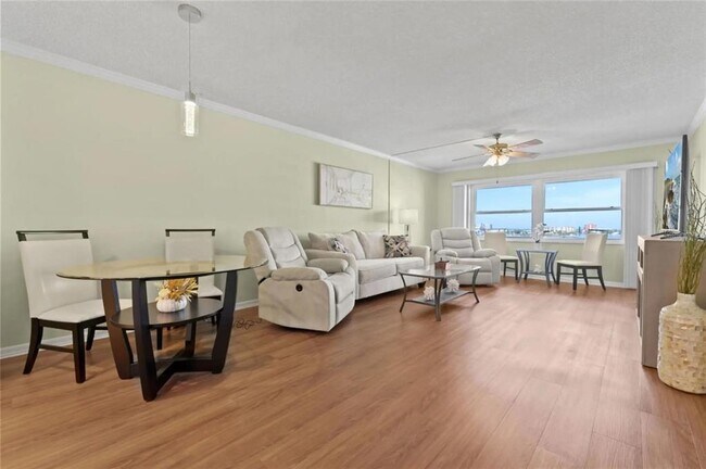 Building Photo - 4550 Cove Cir