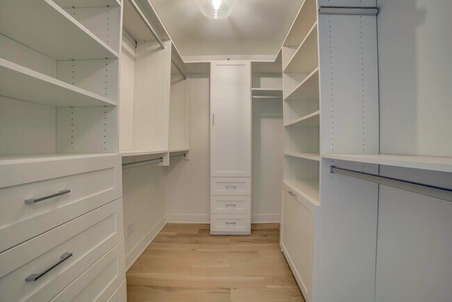 Building Photo - 440 N McClurg Ct