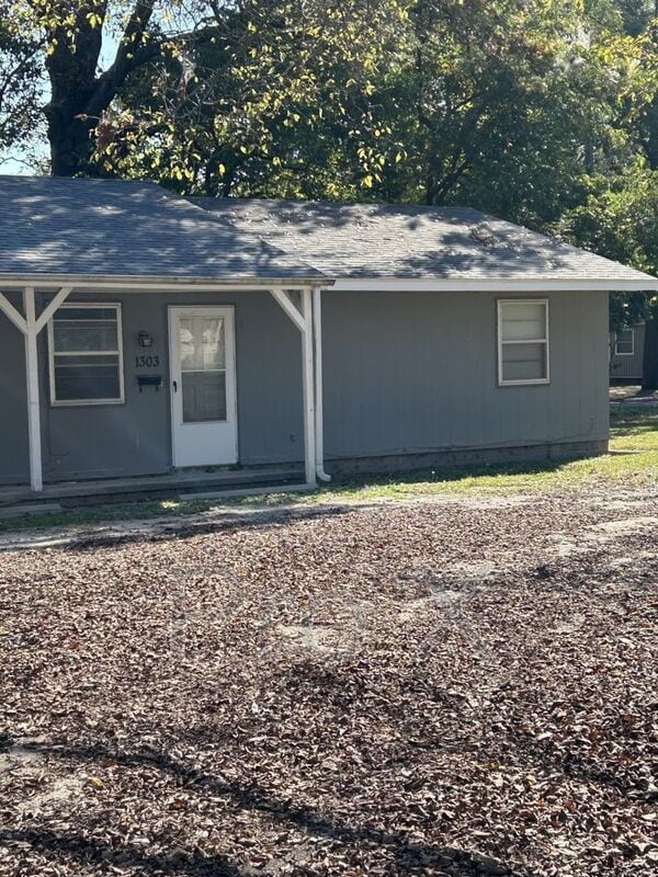 Primary Photo - 1303 E 9th St