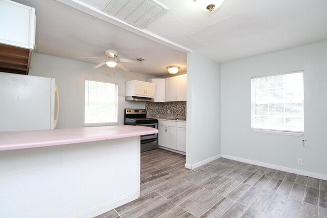 Building Photo - Convenient 3BD/1BA Home Near NAS Pensacola...