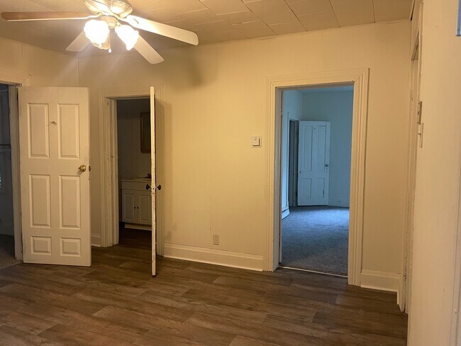 Building Photo - 1121 6th Ave E