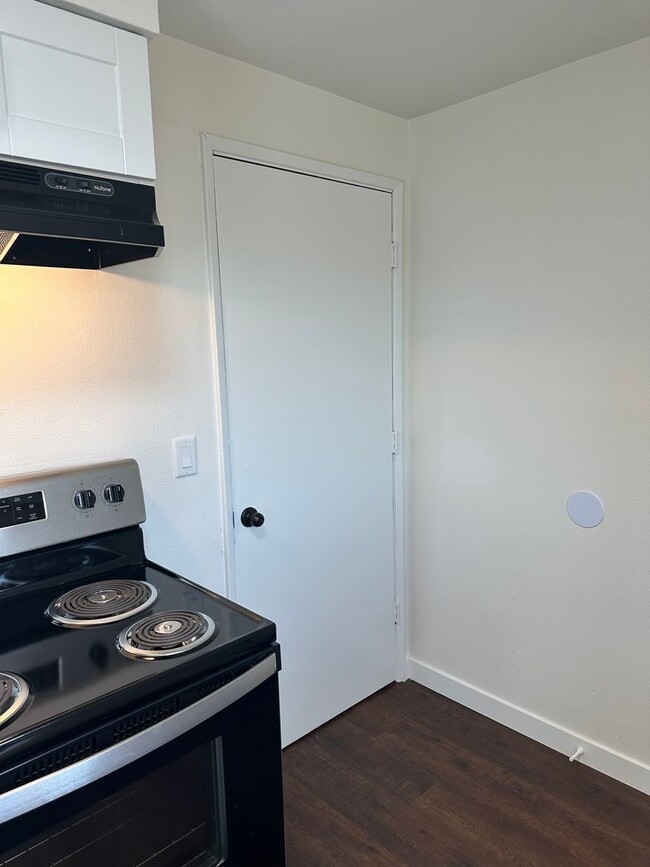Building Photo - Beautifully updated 2 bedroom 1 bathroom d...