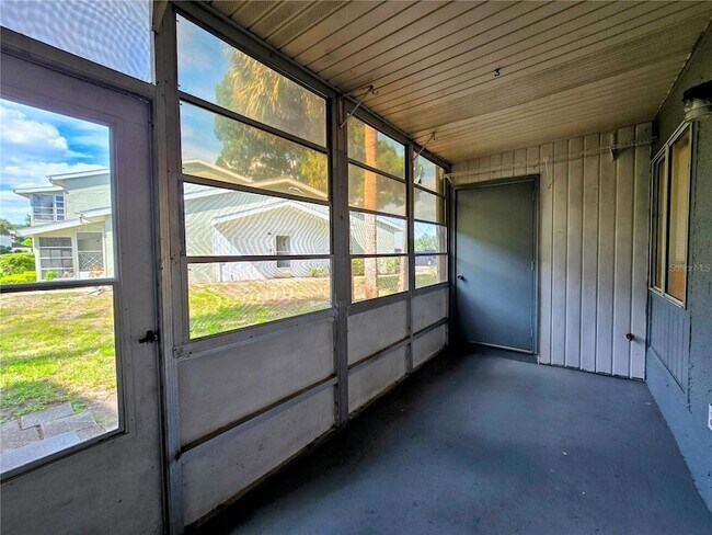 Building Photo - 561 Fairways Cir